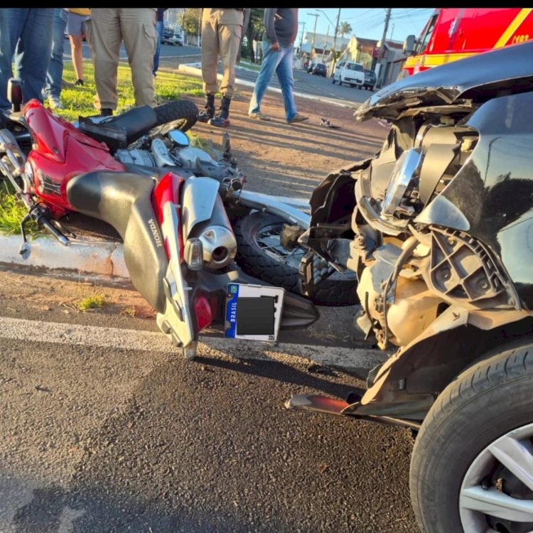 Acidente entre moto e carro deixa jovem ferido na Dona Floriana em Guaxupé