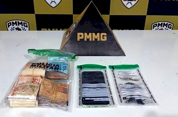 PM intercepta carro e prende jovem com crack e mais de R$ 13 mil em dinheiro em Guaxupé