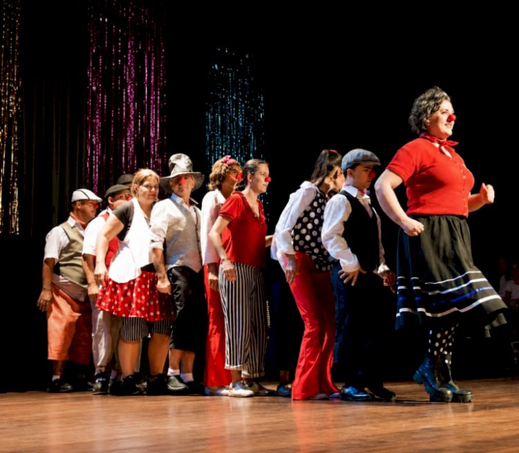 APAE de Guaxupé apresenta espetáculo teatral na Feira do Produtor Rural, em São José da Barra