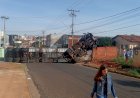 Carreta tomba após curto-circuito na bateria em Ibitinga