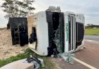 Caminhão canavieiro tomba no trevo de Ibitinga
