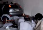 Carro desgovernado invade loja de móveis em Ibitinga