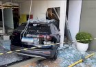 Carro quebra fachada de empresa após colidir com outro veículo em Bauru