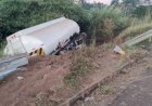 Caminhão-tanque perde controle e desce barranco na SP-225, em Brotas