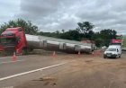 Carreta de óleo vegetal tomba em Piratininga