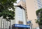 Homem sobe em telhado de igreja e atira telhas sobre veículos e pedestres em Bauru