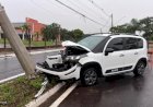 Carro derruba poste durante colisão em Bauru