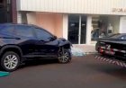 Carro invade vitrine de loja no centro de Bariri