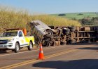 Caminhão canavieiro tomba e interdita pista na Jaú-Bariri