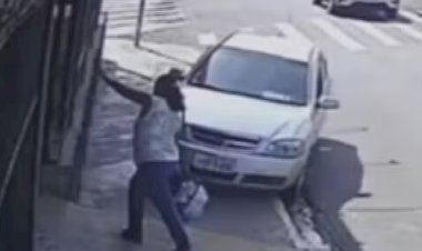 Mulher sem CNH fura sinal vermelho, sobe na calçada e atropela pedestre em Pederneiras