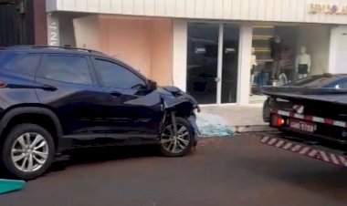 Carro invade vitrine de loja no centro de Bariri