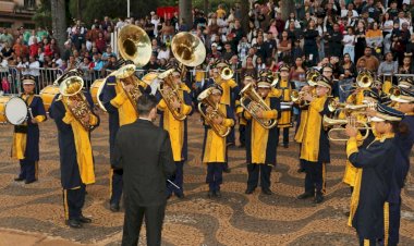 Bariri 136 anos: Tradicional Desfile Cívico reúne escolas, forças militares e fanfarras na Praça da Matriz