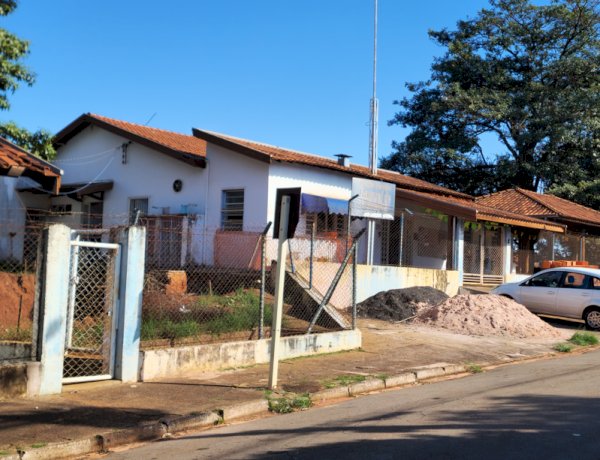 Creche Rachel: Vereadores expõem crianças sem banho por desabastecimento hídrico, caixa d’água de amianto e risco em obra inacabada; Diretoras de Educação e Obras garantem higiene e segurança dos alunos