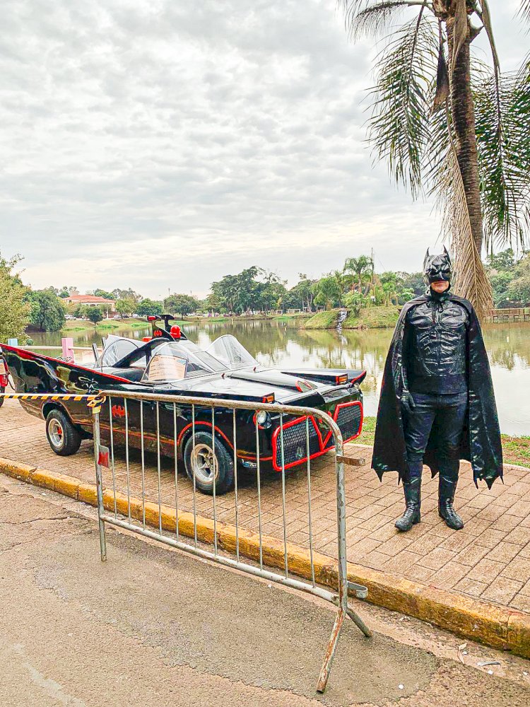 Encontro de Carros Antigos reúne modelos clássicos, Batmóvel e colecionadores de toda a região no Lago Municipal de Bariri
