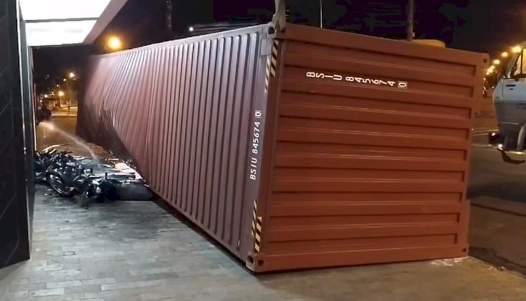 Asfalto afunda e container carregado com tecidos tomba sobre motos em Ibitinga