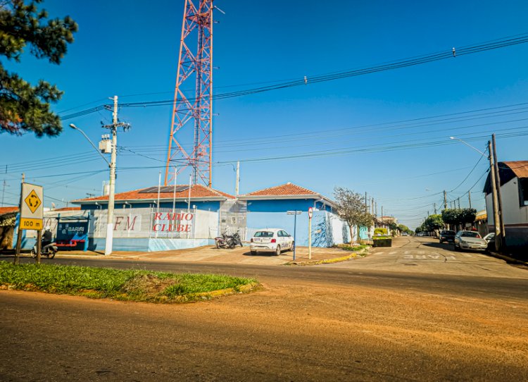 Justiça condena Bariri Rádio Clube e dois radialistas por xenofobia e campanha difamatória contra empresário