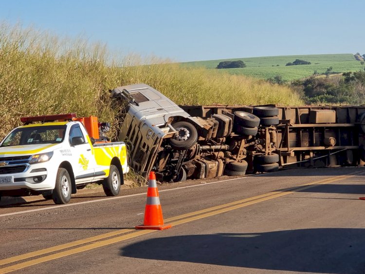 Caminhão canavieiro tomba e interdita pista na Jaú-Bariri
