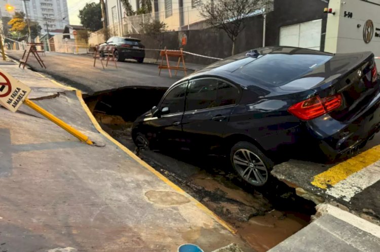 Asfalto afunda e engole carro de luxo no centro de Bauru