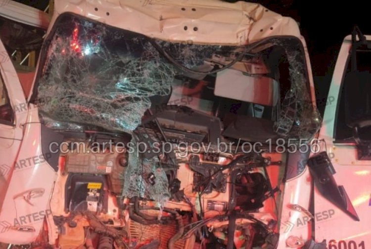 Colisão entre caminhão e carreta deixa motorista preso às ferragens na Marechal Rondon, em Agudos