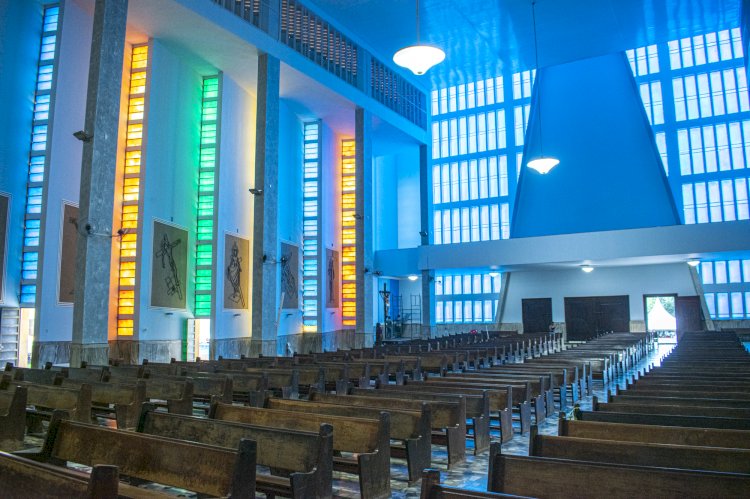 Matriz de Bariri ganha pintura nova, molduras na via-sacra e outros reparos; “Cuidados de manutenção, limpeza e embelezamento”, diz Padre Lázaro