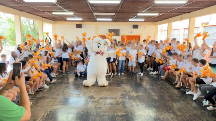 Coelho da Páscoa distribui ovos de chocolate ao leite, incluindo opções sem lactose, light e diet para alunos da Rede Municipal de Bariri