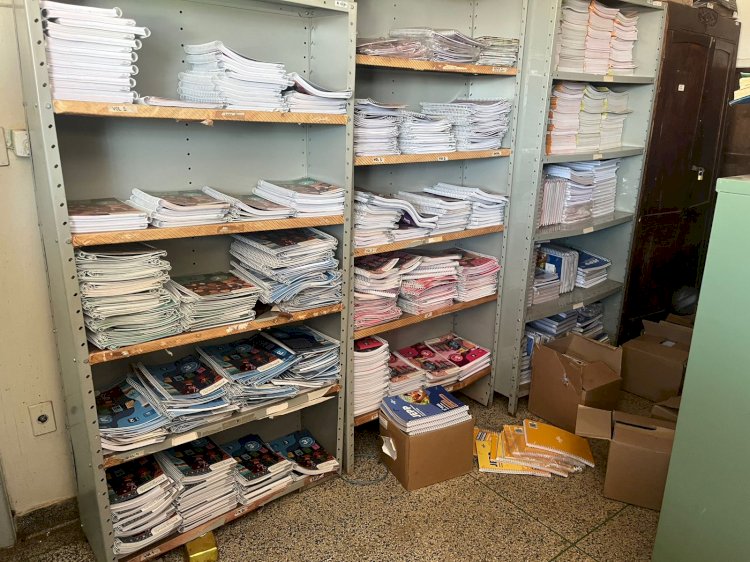 Tribunal de Contas encontra livros em local repleto de fezes de pombo em escola de Itapuí; ficais também atestam atraso na entrega dos uniformes em Bariri