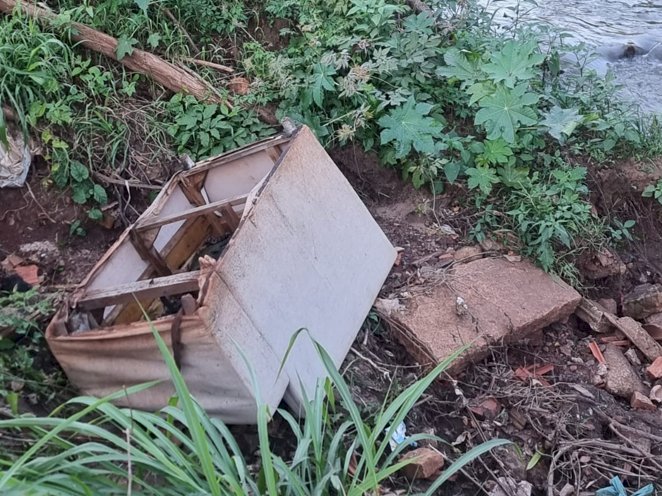 Flagra de morador desovando sofá no Córrego do Sapé acende alerta para crime ambiental; Saiba onde e como descartar resíduos em Bariri