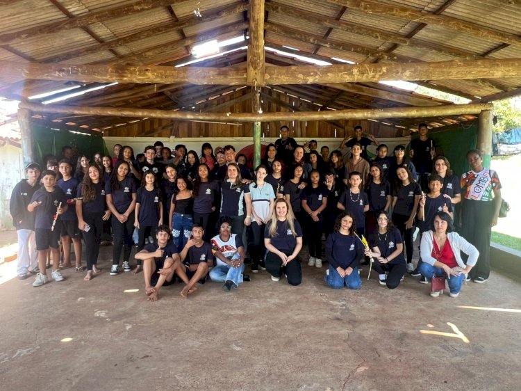 Estudantes da Escola Ephigênia visitam aldeia indígena em Avaí