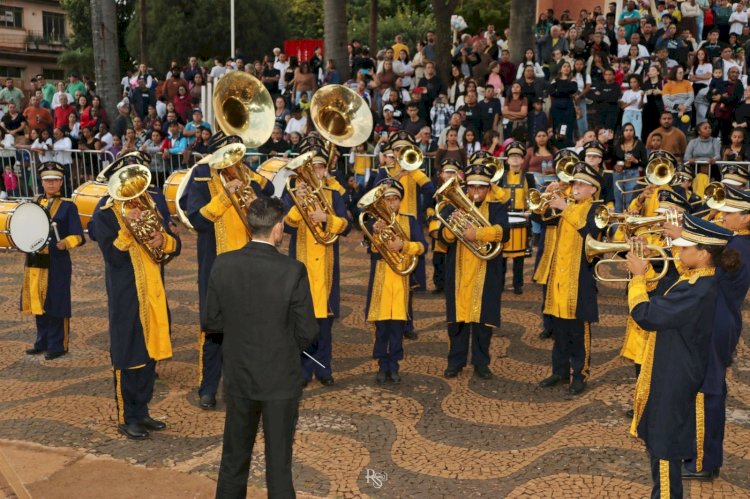 Bariri 136 anos: Tradicional Desfile Cívico reúne escolas, forças militares e fanfarras na Praça da Matriz