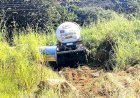 Carreta-tanque sai da pista e desce barranco na MCG-491, em Arceburgo