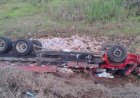 Jovem morre em capotamento de caminhão carregado de papel na BR-146