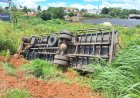 Caminhão-baú perde controle e capota na BR-491 no trevo do Japy