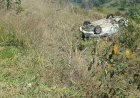 Carro com casal de Guaxupé capota na SP-344 e mulher é resgatada pelo porta-malas