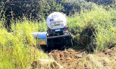 Carreta-tanque sai da pista e desce barranco na MCG-491, em Arceburgo