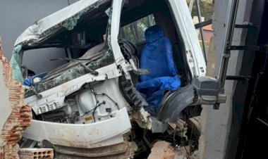 Motorista passa mal ao volante e caminhão colide com carro e casas em Guaxupé