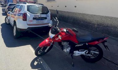 PM flagra motociclista com R$ 13 mil em infrações e veículo irregular em Arceburgo