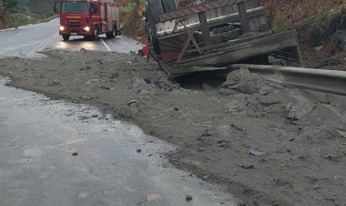 Caminhão carregado de cimento tomba na BR-146 e deixa uma vítima fatal na Serra de São Pedro