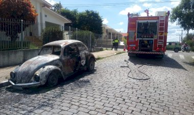 Incêndio destrói Fusca no centro de Guaxupé