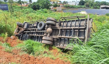 Caminhão-baú perde controle e capota na BR-491 no trevo do Japy