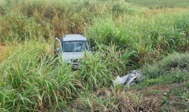 Carro desvia para evitar batida em ultrapassagem e cai em barranco na MG-449, em Arceburgo