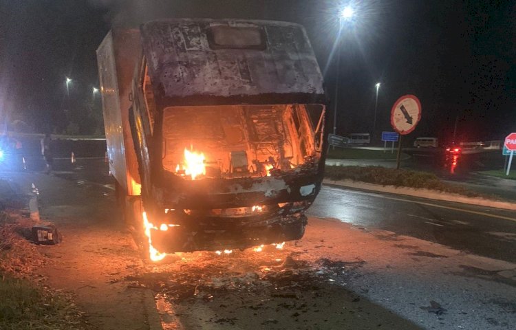 Incêndio consome cabine de caminhão na BR-146, em Muzambinho