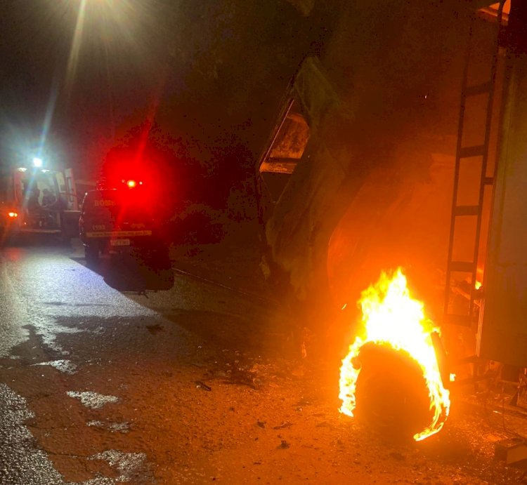 Incêndio consome cabine de caminhão na BR-146, em Muzambinho