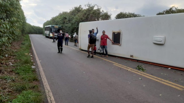 Ônibus com trabalhadores de Guaranésia e Arceburgo tomba em vicinal entre Tambaú e Mococa