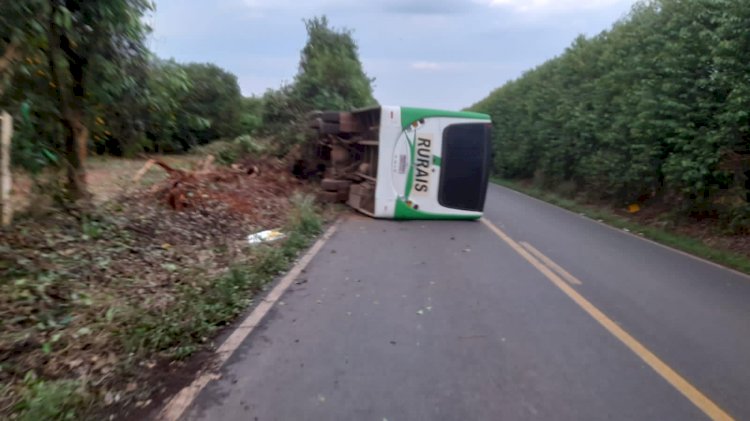 Ônibus com trabalhadores de Guaranésia e Arceburgo tomba em vicinal entre Tambaú e Mococa