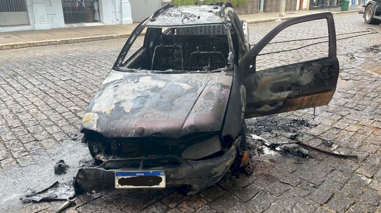 Picape pega fogo e fica destruída em Muzambinho