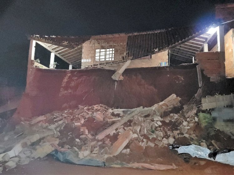 Varanda de casa desaba no Bairro Bom Jesus, em Guaranésia