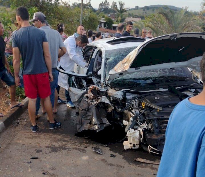 Carro bate em árvore e três ficam feridos em São Pedro da União