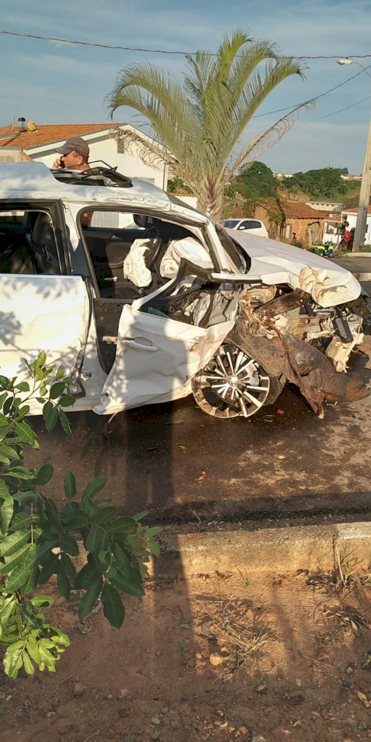 Carro bate em árvore e três ficam feridos em São Pedro da União