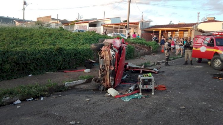 Duas pessoas ficam feridas em capotamento no Jardim Planalto, em Guaxupé