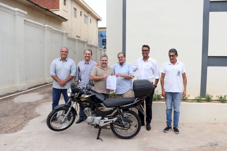 Câmara faz doação de motocicleta para a prefeitura de Guaxupé